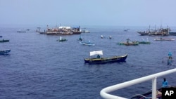 Tàu cá chở các nhà hoạt động và tình nguyện viên của Atin Ito khi họ tiến về Bãi cạn Scarborough vào ngày 15/5/2024.