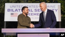 Tổng thống Mỹ Joe Biden, phải, và Tổng thống Ukraine Volodymyr Zelenskyy băt tay sau khi ký thỏa thuận an ninh bên lề hội nghị thượng đỉnh G7, ngày 13/6/2024 tại Savelletri, Ý.
