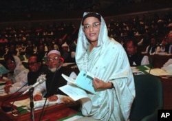 شیخ حسینہ 1996 میں ڈھاکہ میں نیشنل پارلیمنٹ کے افتتاحی اجلاس سے خطاب کرتے ہوئے۔ (فائل فوٹو)
