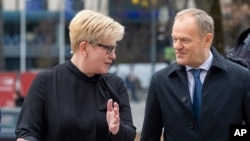 Thủ tướng Ba Lan Donald Tusk (phải) được Thủ tướng Litva Ingrida Simonyte tiếp đón trước cuộc gặp của họ tại trụ sở chính phủ ở Vilnius, Litva, hôm 4/3.