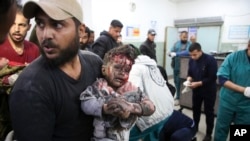 بمباری میں بچوں سمیت درنوں افراد ہلاک اور زخمی ہوئے، اے پی فوٹو